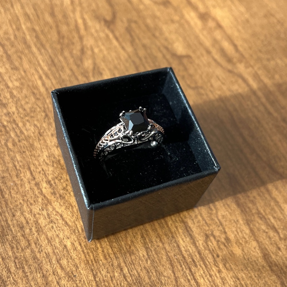 S925 ring black stone and scroll accents size 7